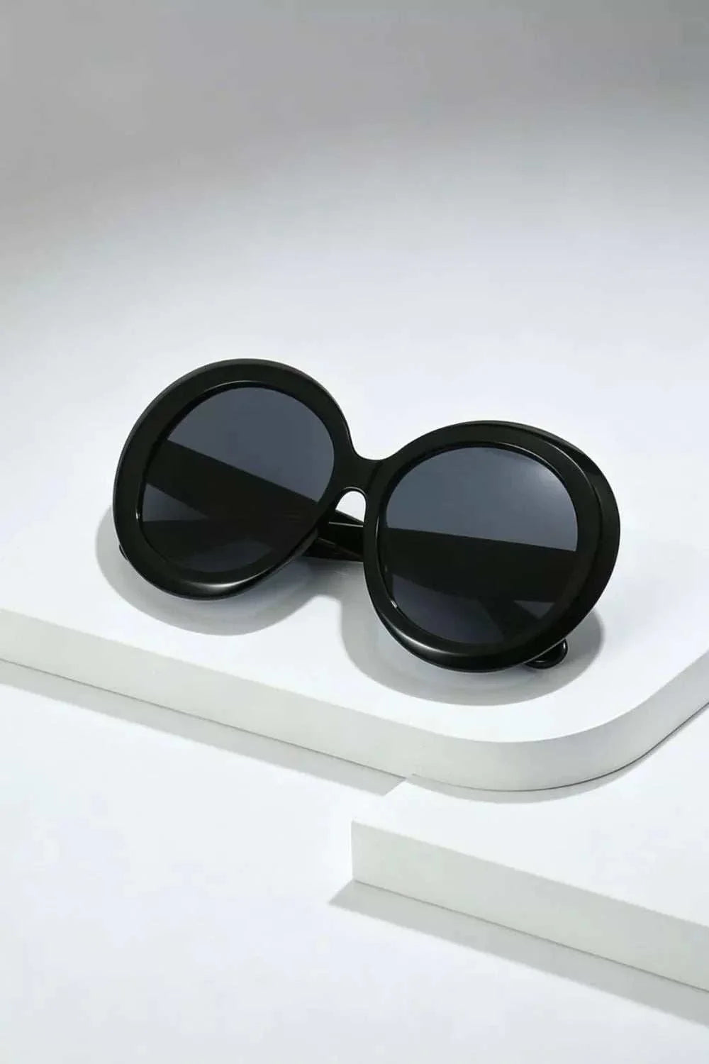 Oversized round frame fashion sunglasses with UV400 protection and polycarbonate material