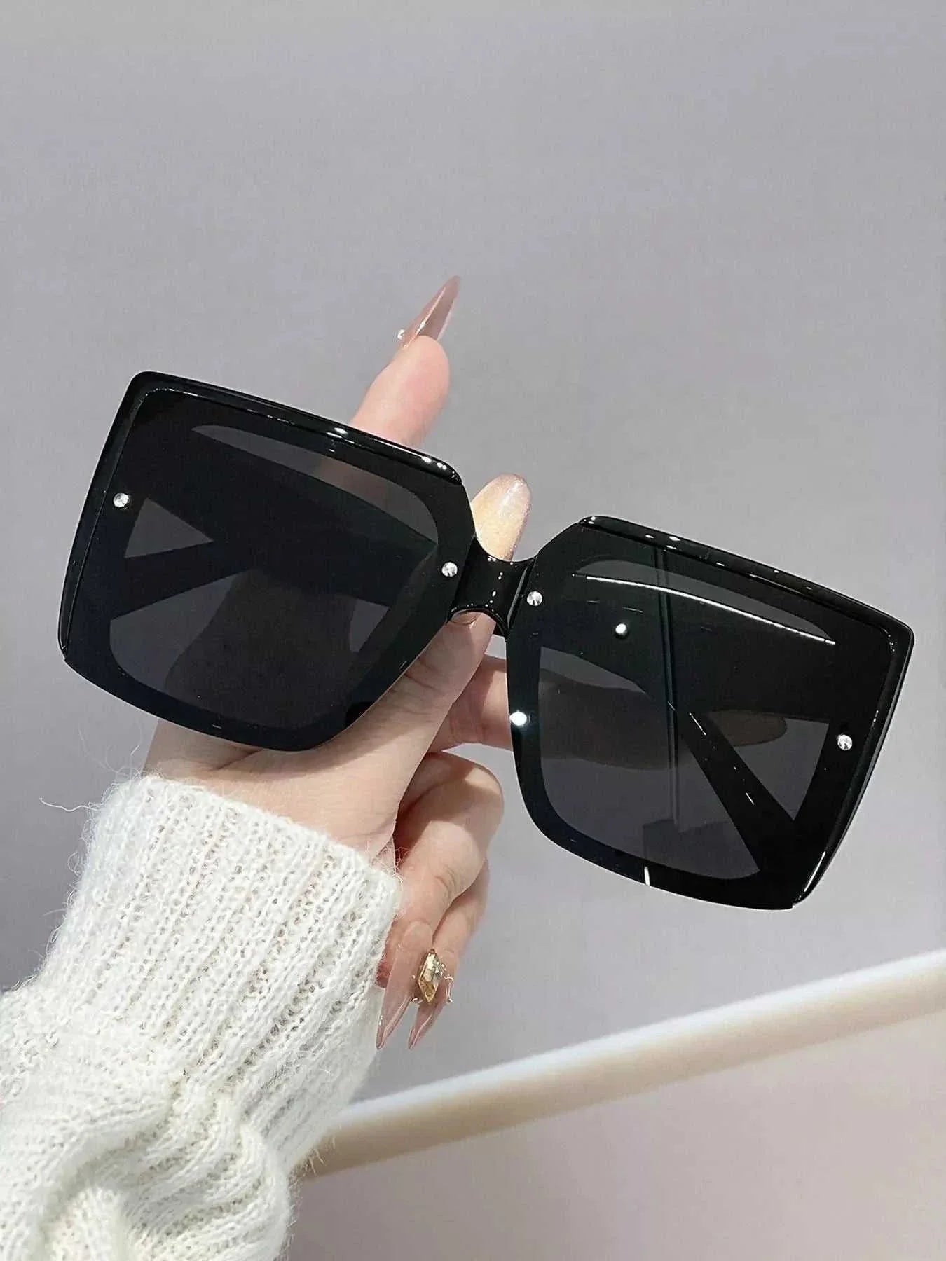 Oversized gradient square sunglasses with UV400 protection and polycarbonate frame
