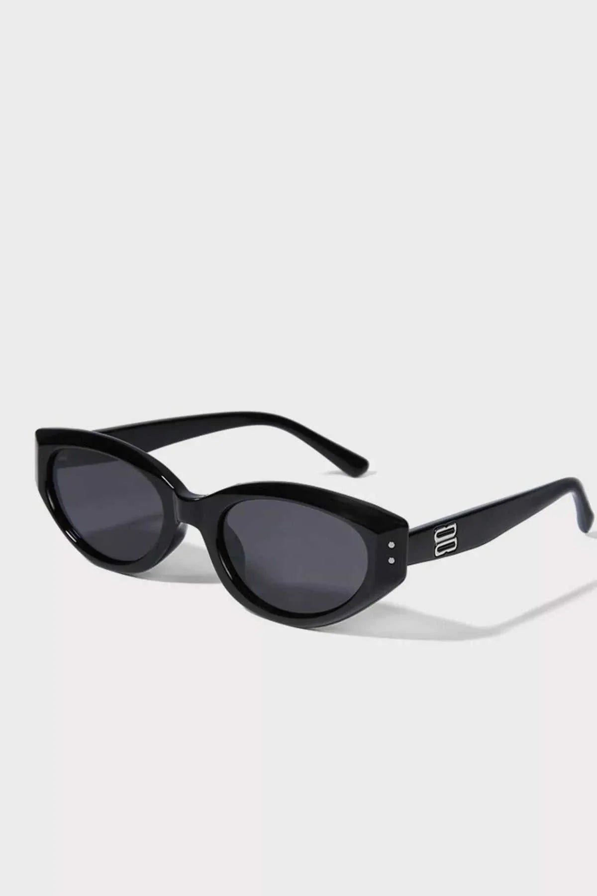Retro oval frame sunglasses with UV400 protection and acetate frame