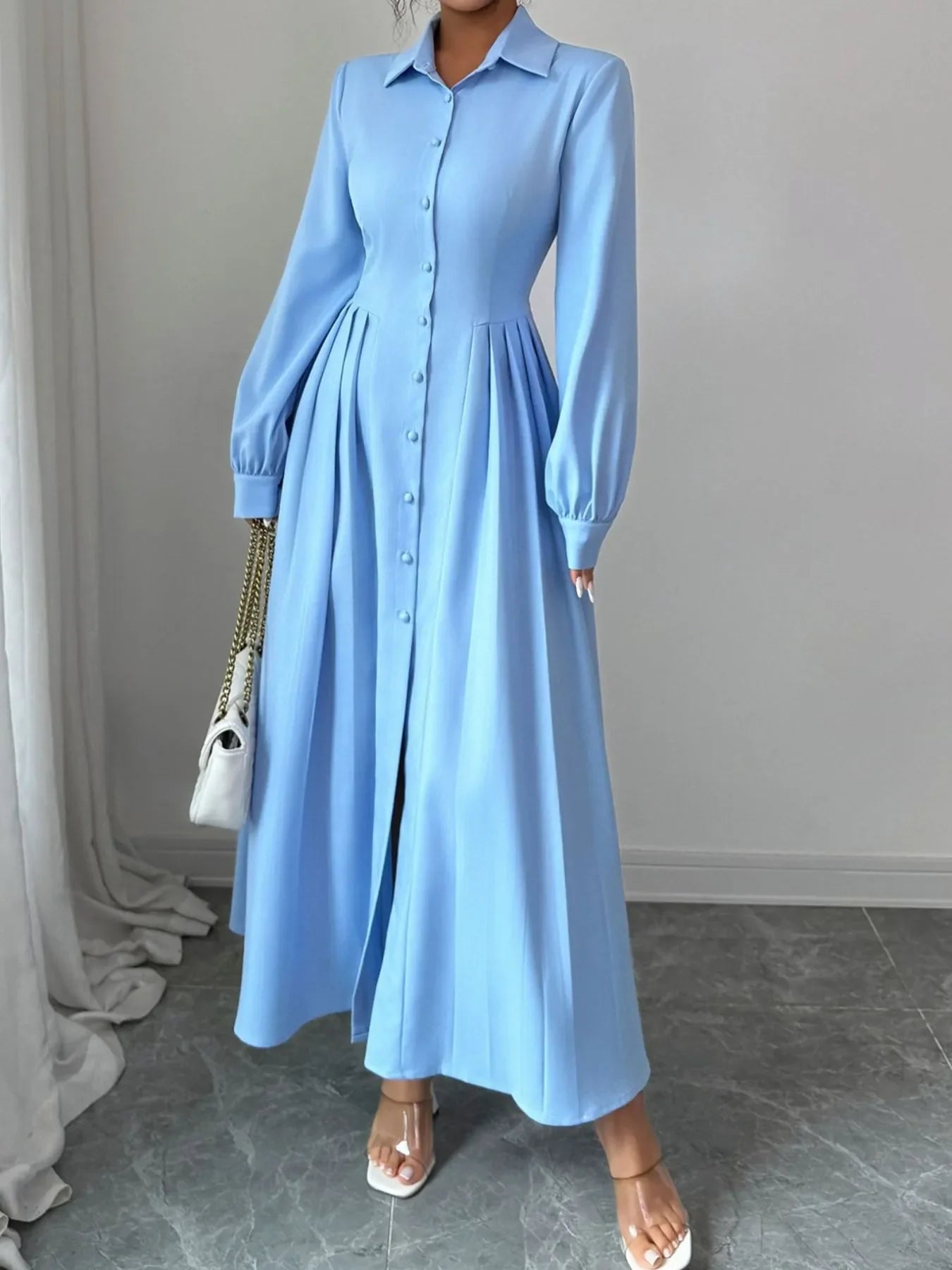 Button-front maxi shirt dress with ruching and no stretch, made of polyester and elastane.