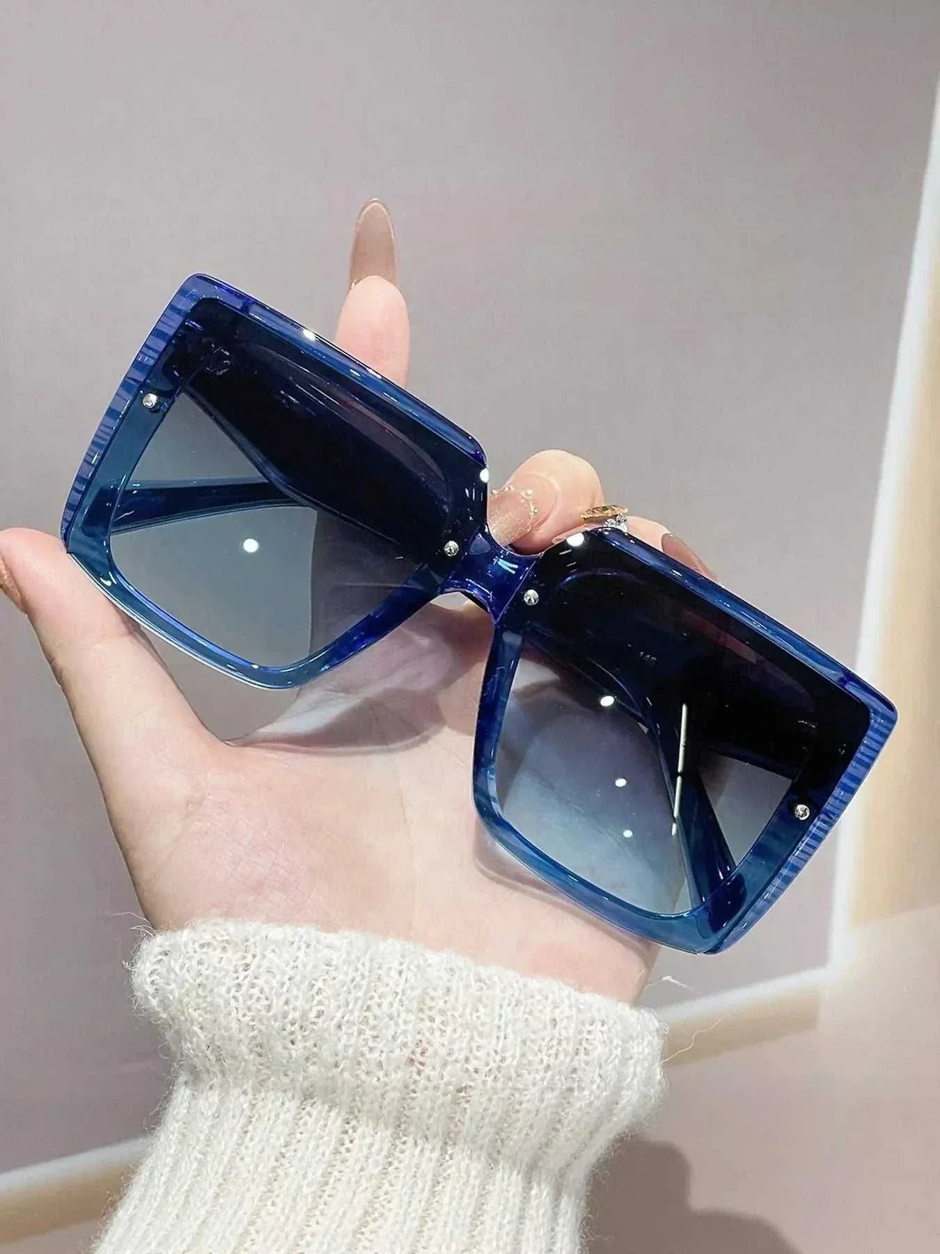 Oversized gradient square sunglasses with UV400 polycarbonate frame and lenses, one size 5.7 inches wide
