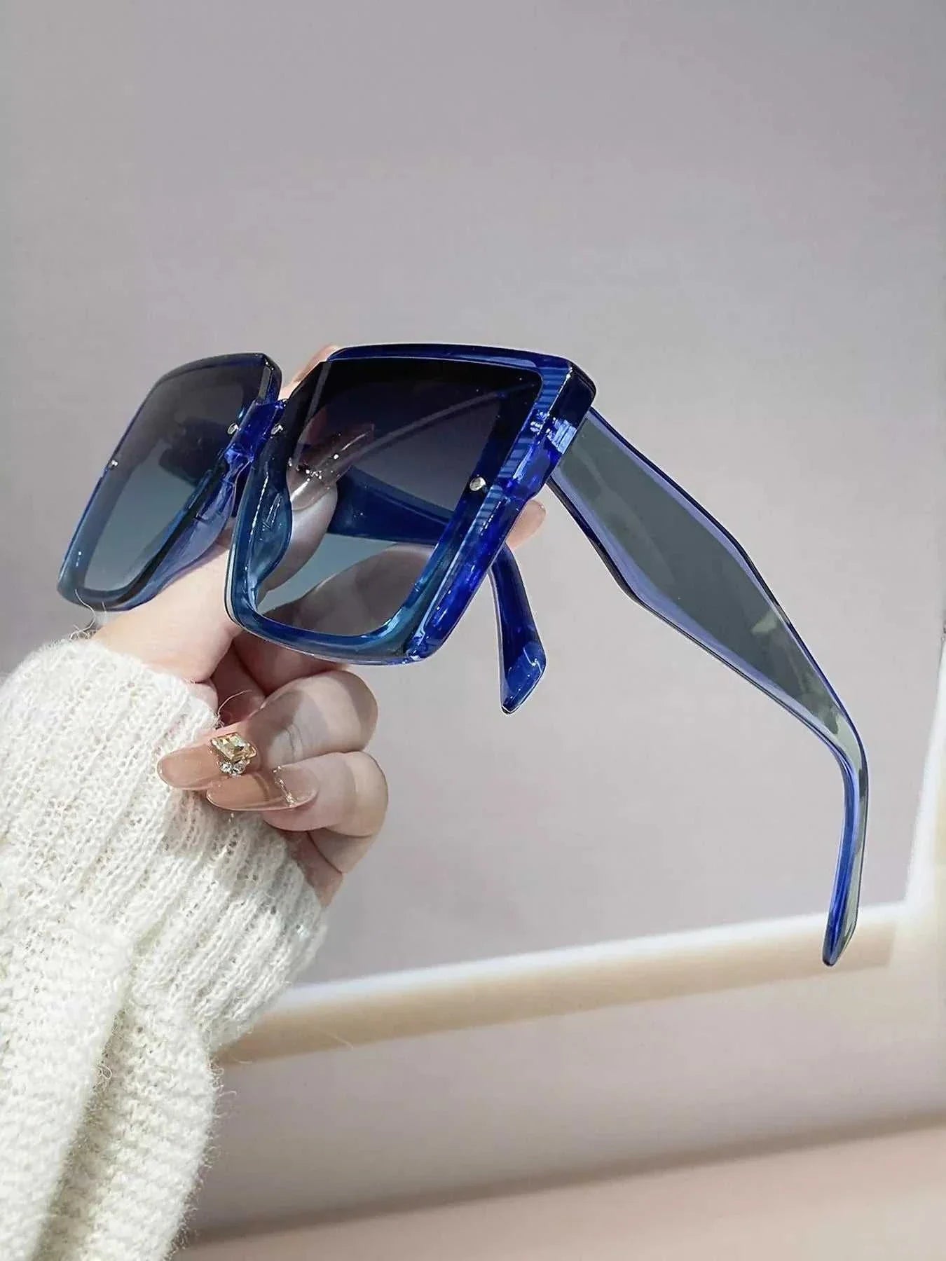 Oversized gradient square sunglasses with UV400 protection and polycarbonate frame