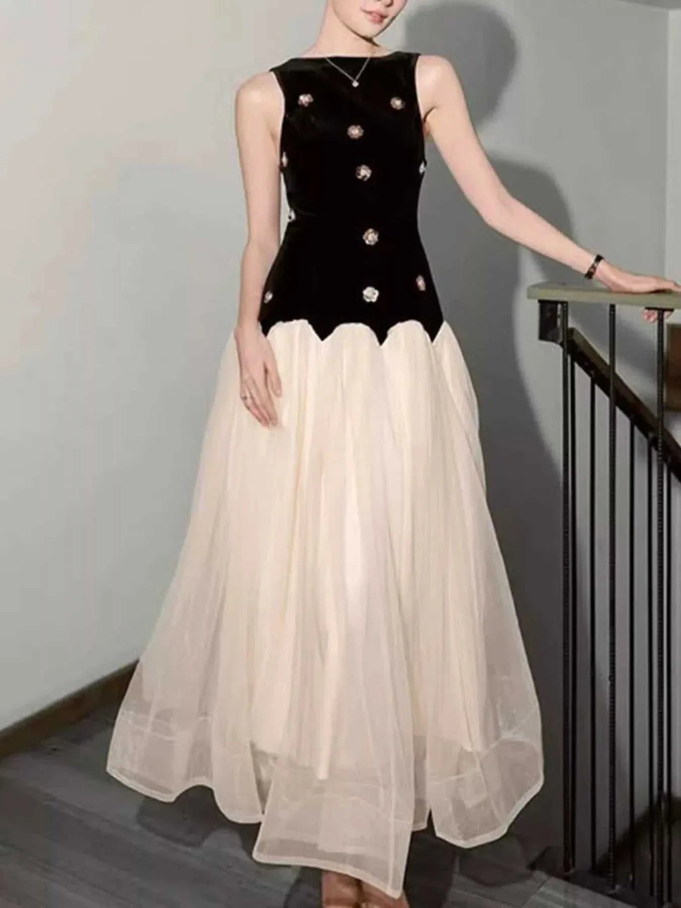 Sleeveless tulle maxi dress in basic style with lined body and no stretch, made of 100% polyester