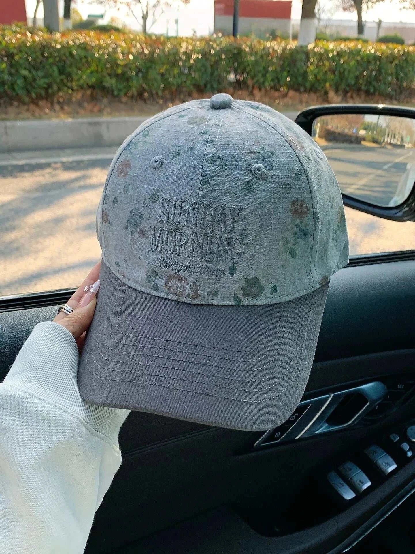 Floral embroidered baseball cap made of cotton, one size, 4.7 inches tall