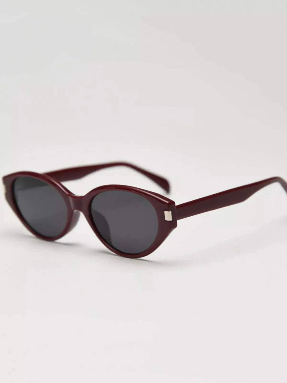Lightweight cat-eye sunglasses with UV400 protection and acetate frame