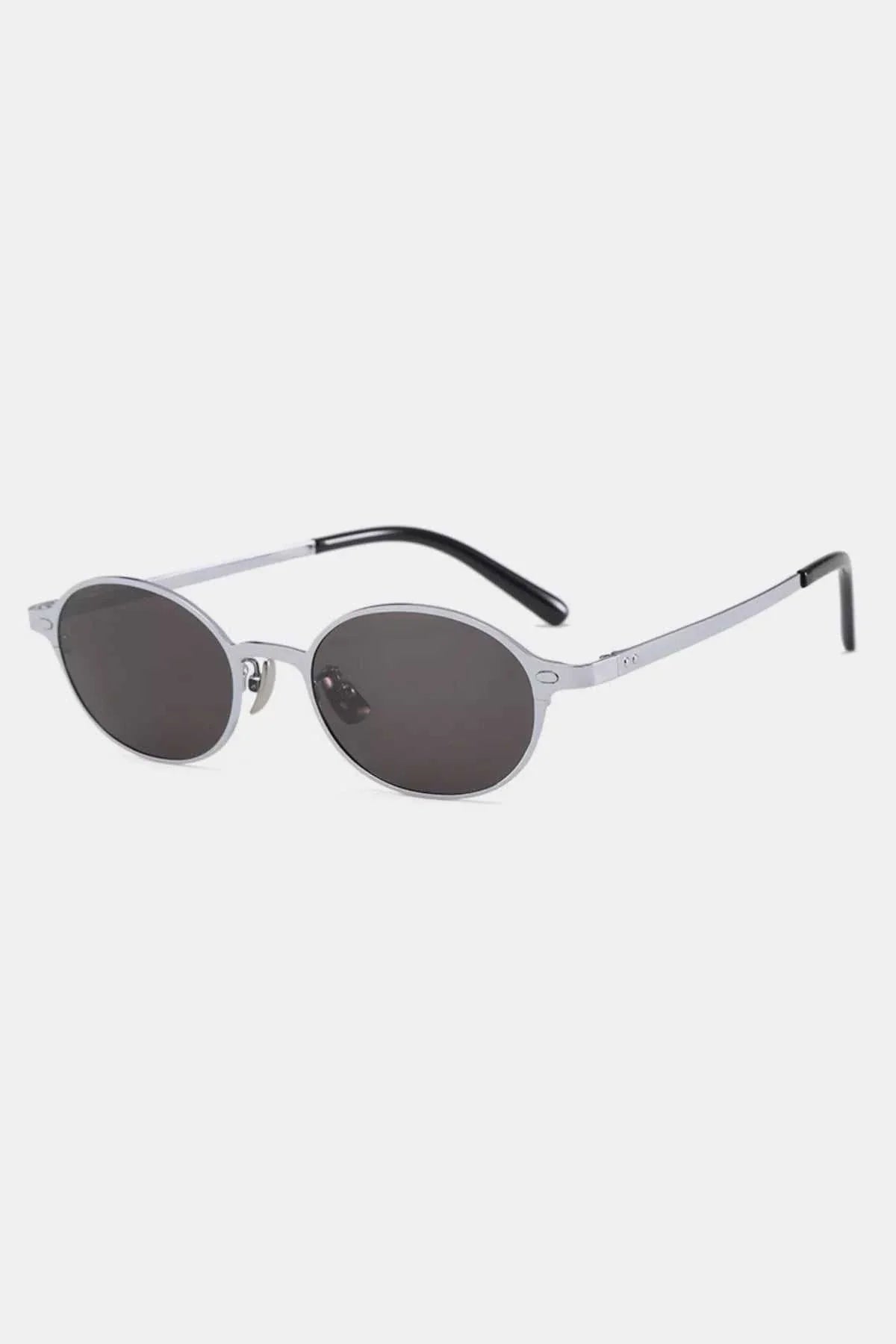Vintage oval sunglasses with metal frame and UV400 protection
