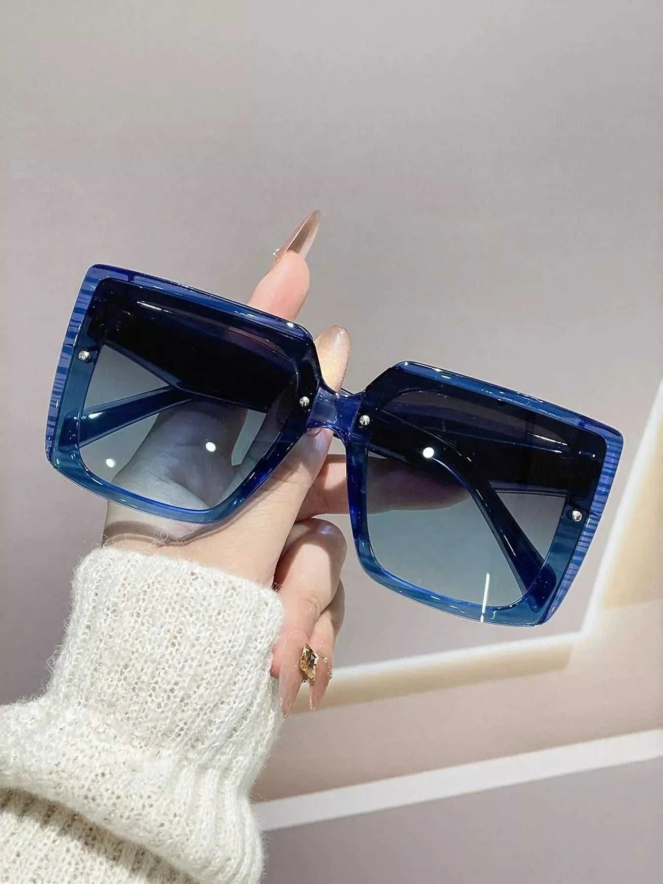 Oversized gradient square sunglasses with UV400 protection and polycarbonate frame