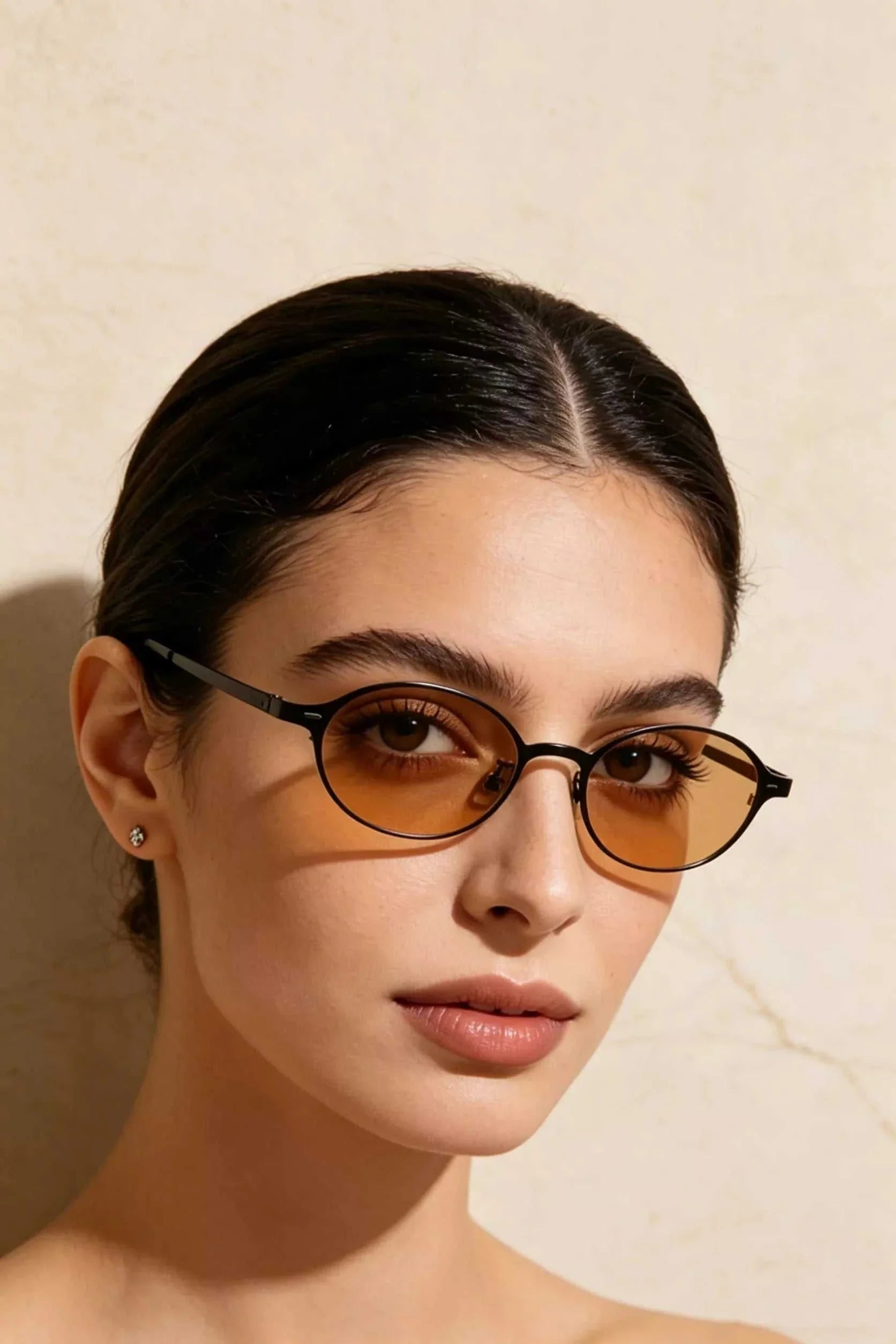 Vintage oval sunglasses with metal frame and UV400 protection