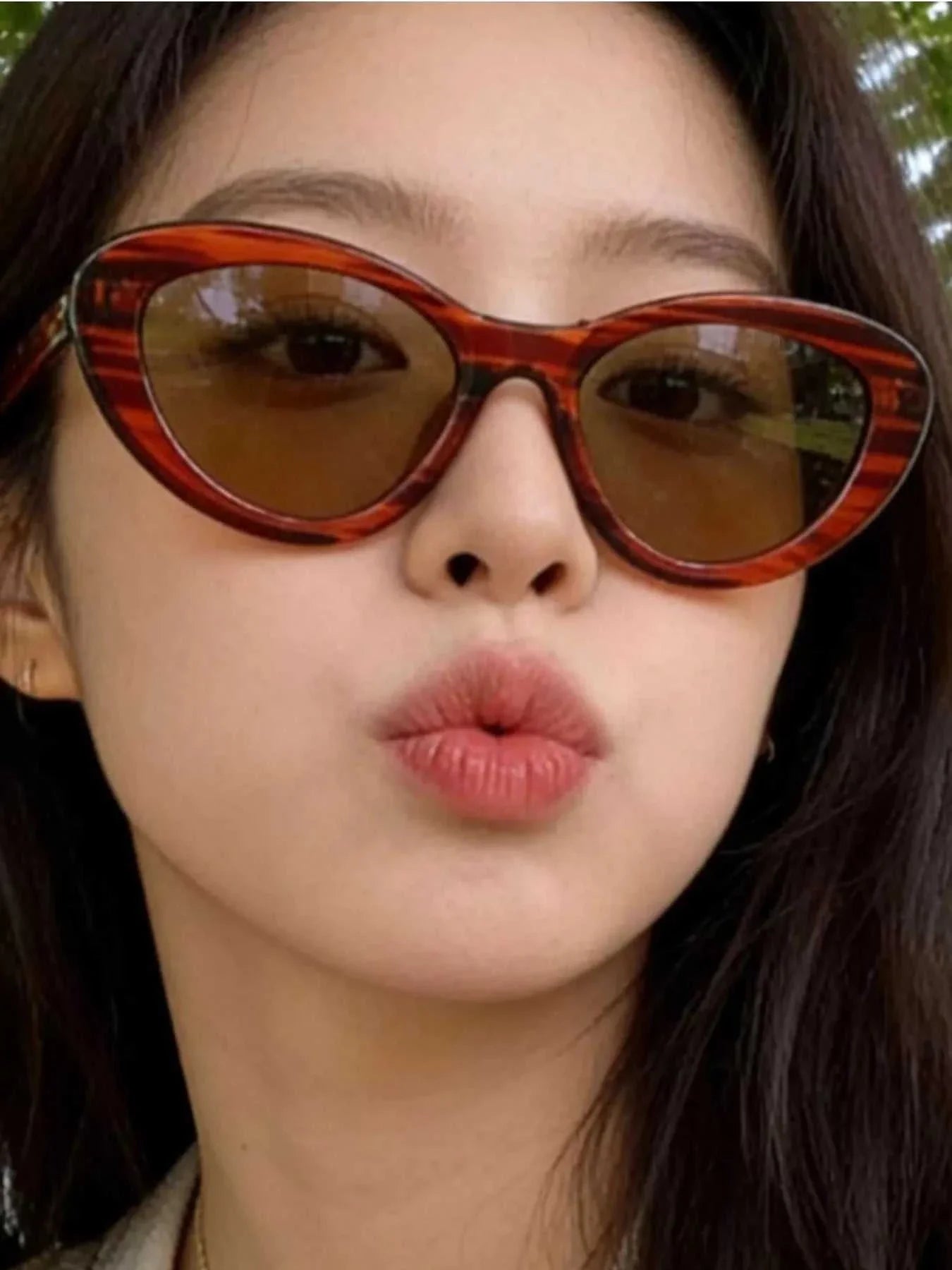 Stylish cat eye sunglasses with UV400 protection and polycarbonate frame and lenses