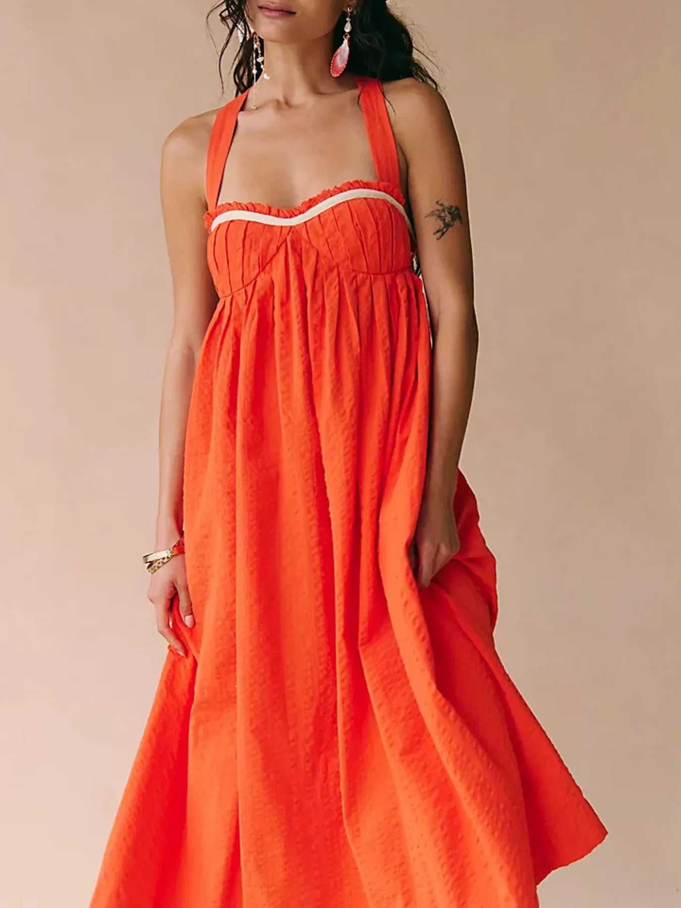 Sweetheart neck midi dress with ruched tied design in polyester cotton blend