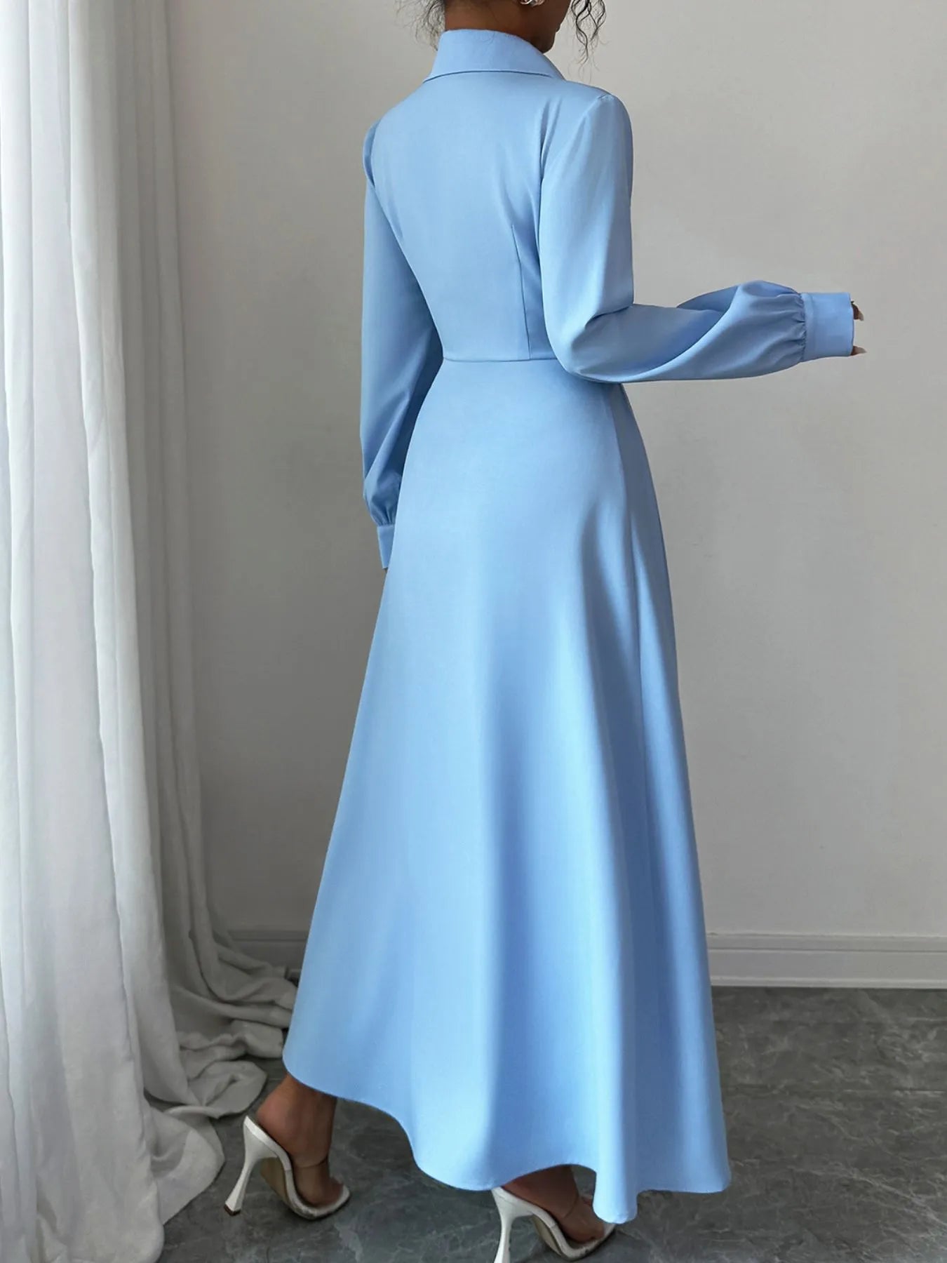 Button-front maxi shirt dress with ruching, buttoned front, and no stretch, made of polyester and elastane.