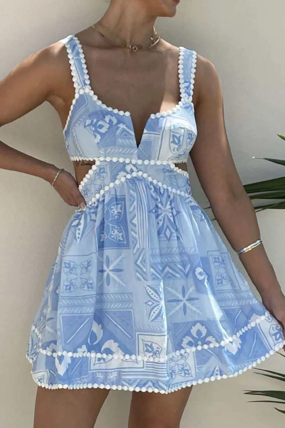 Cutout printed mini dress made of 100% polyester with no stretch and machine washable.