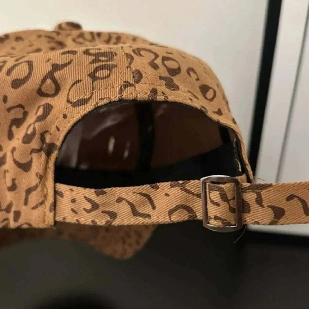 Embroidered leopard print baseball cap made of cotton, one size, imported design