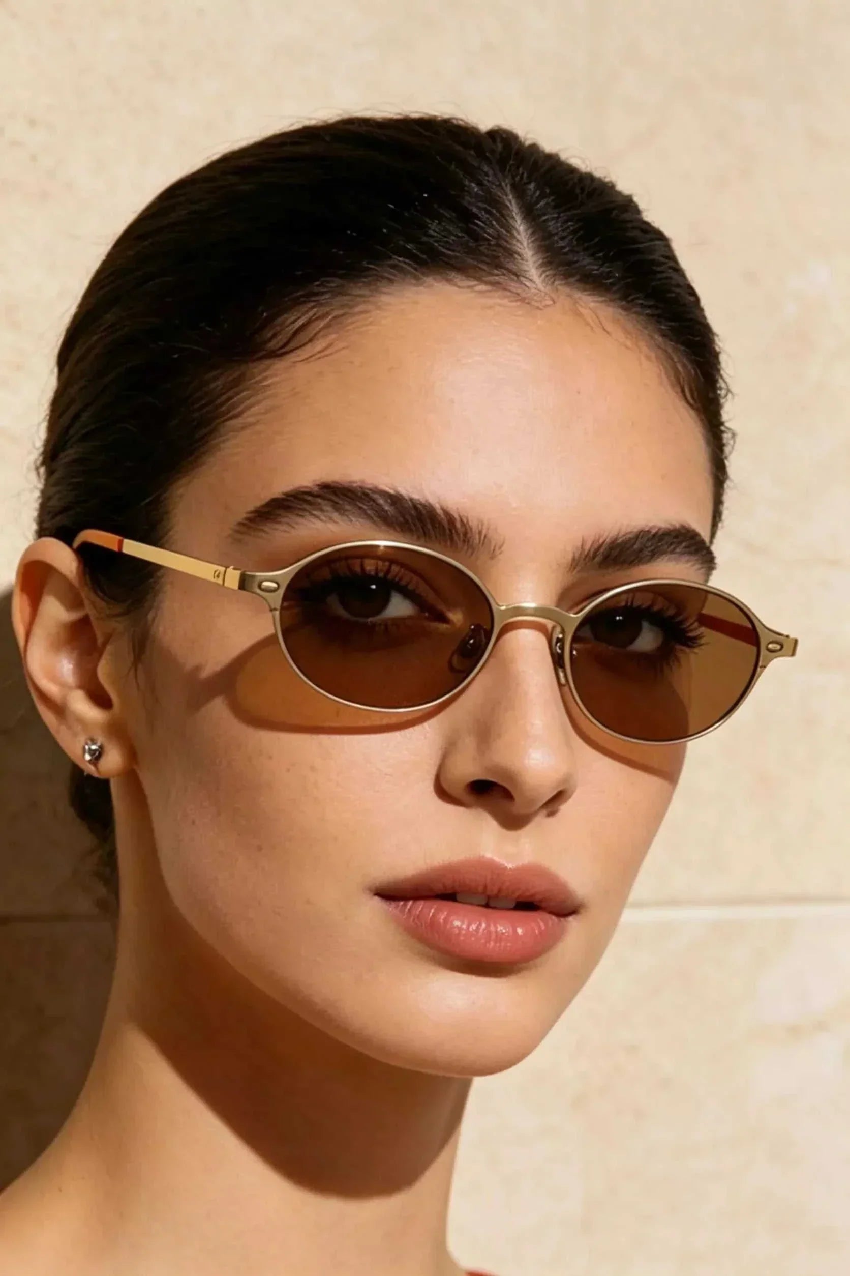 Vintage oval sunglasses with metal frame and UV400 protection