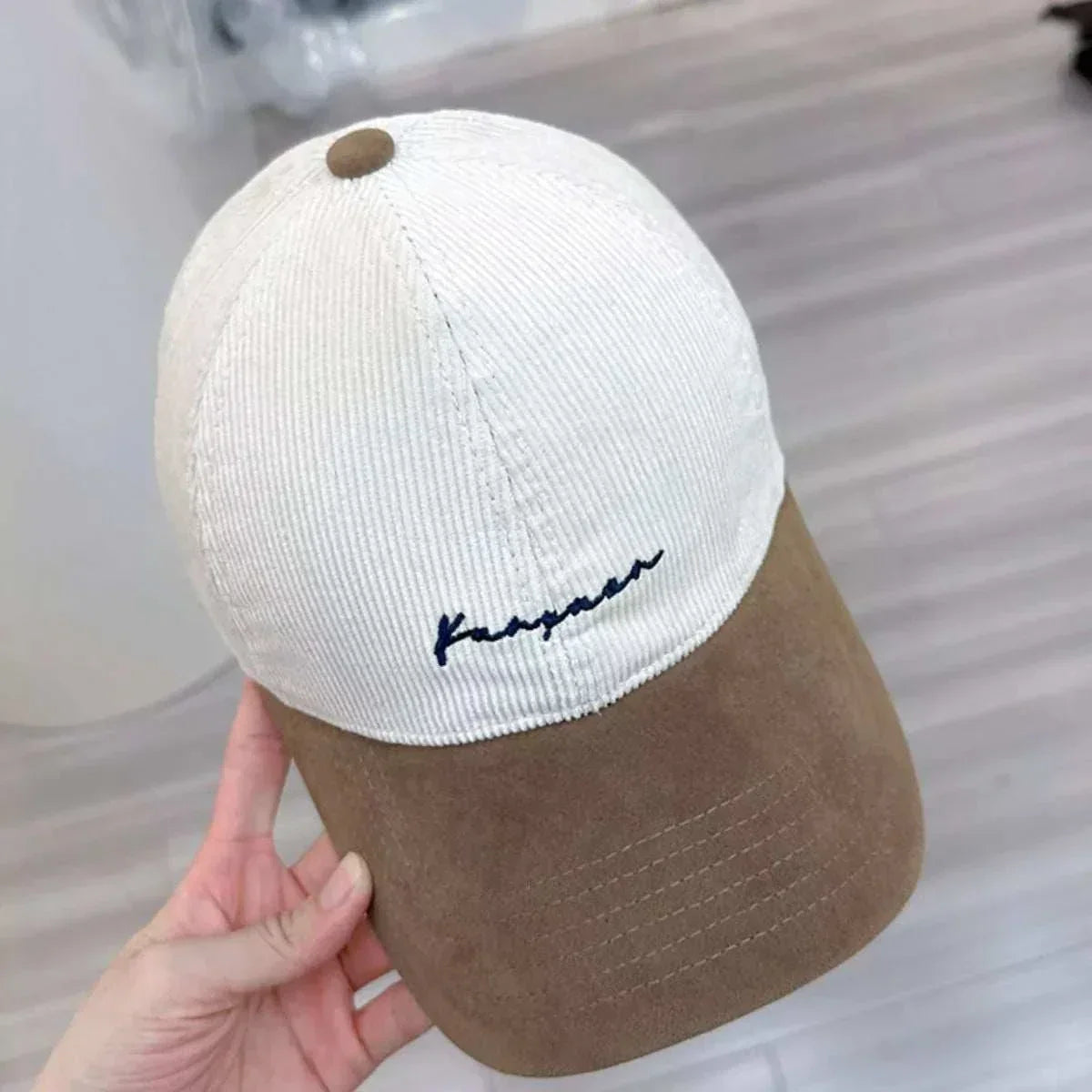 Embroidered corduroy baseball cap made of cotton, one size, imported