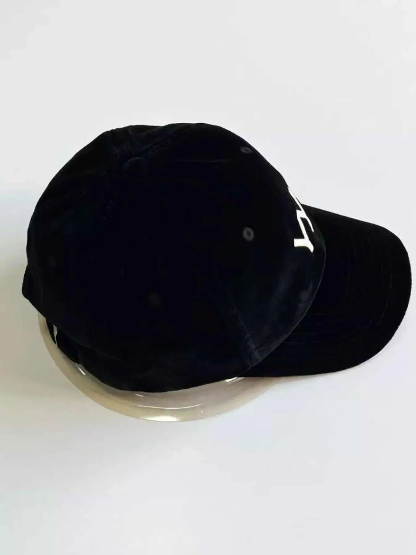 Embroidered baseball cap made of cotton in one size with 5.9-inch height