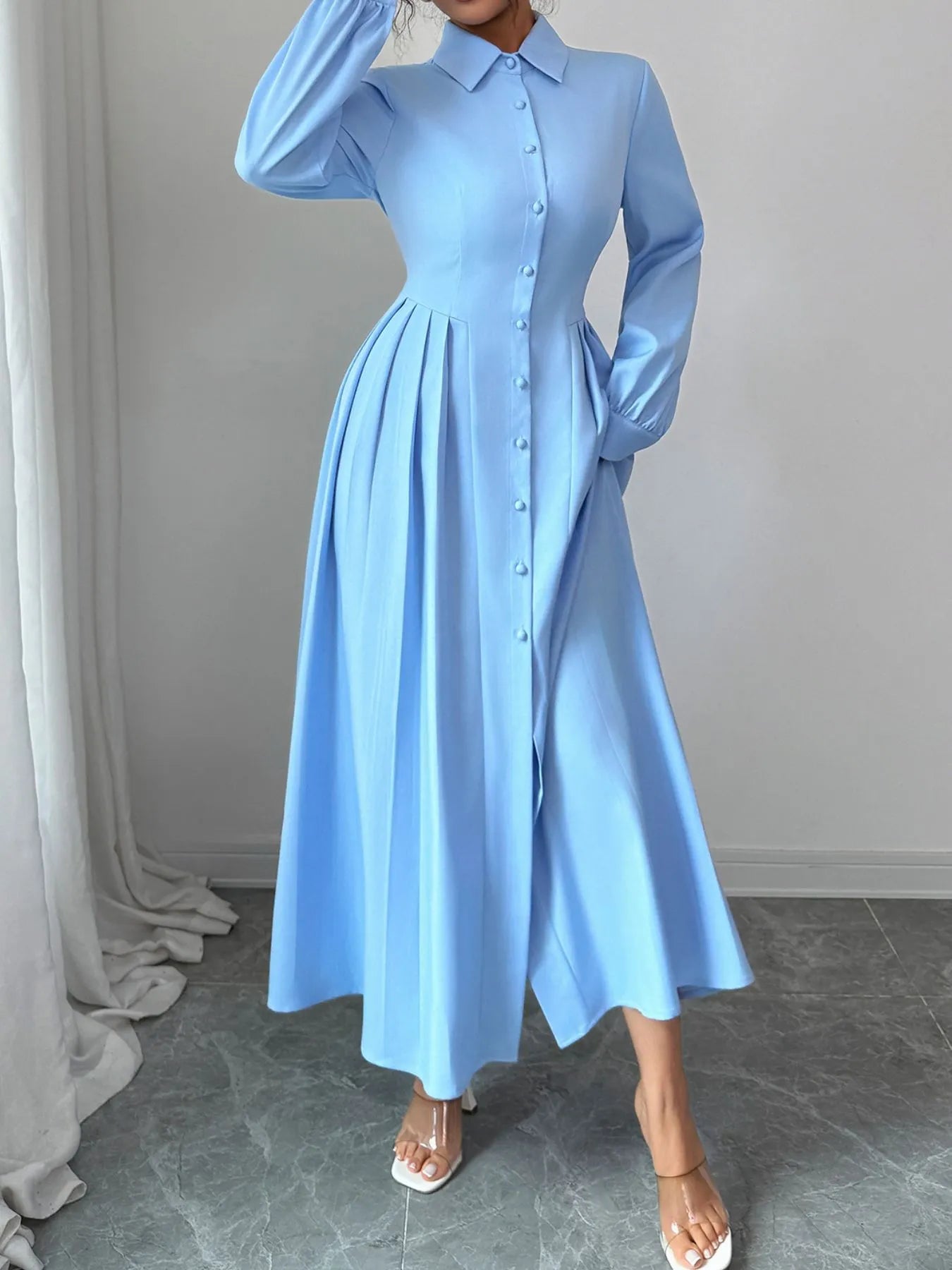 Button-front maxi shirt dress with ruched details and no stretch in 95% polyester and 5% elastane fabric