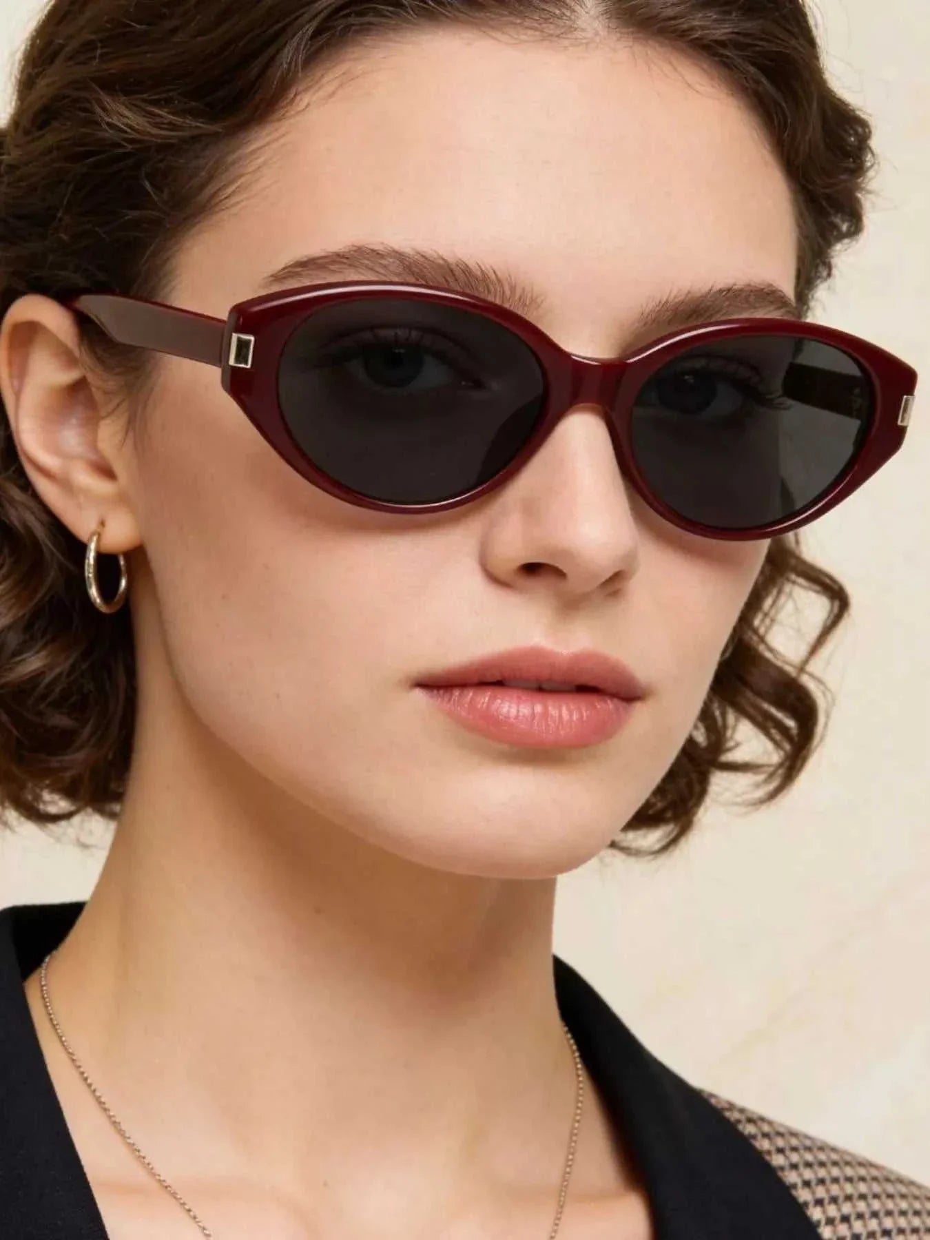 Lightweight cat-eye sunglasses with acetate frame and UV400 polycarbonate lenses