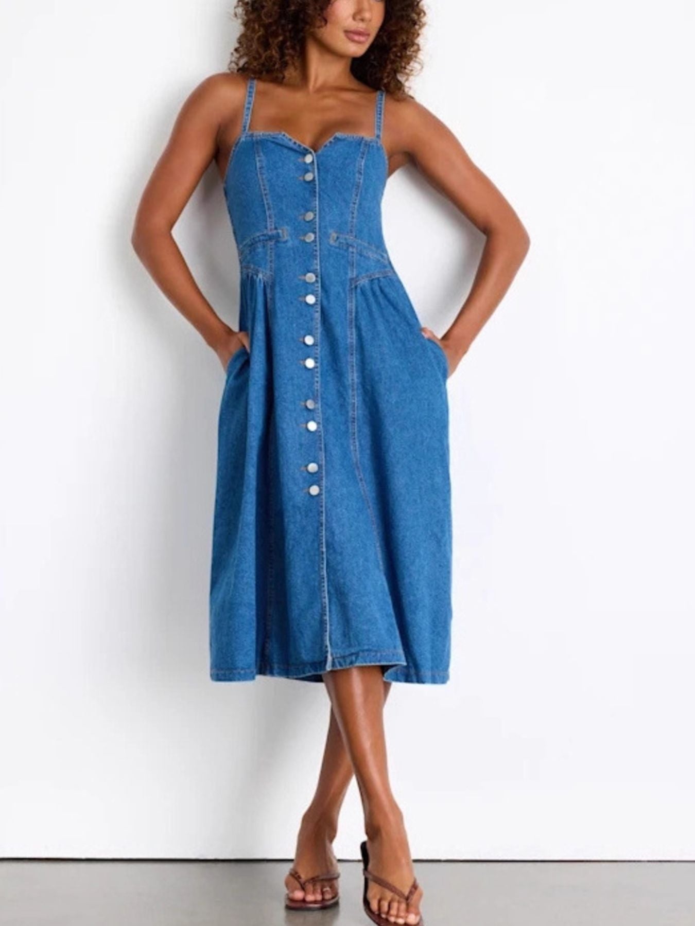 Button-front midi denim dress with smocked waist and pockets, made of rayon and polyester.